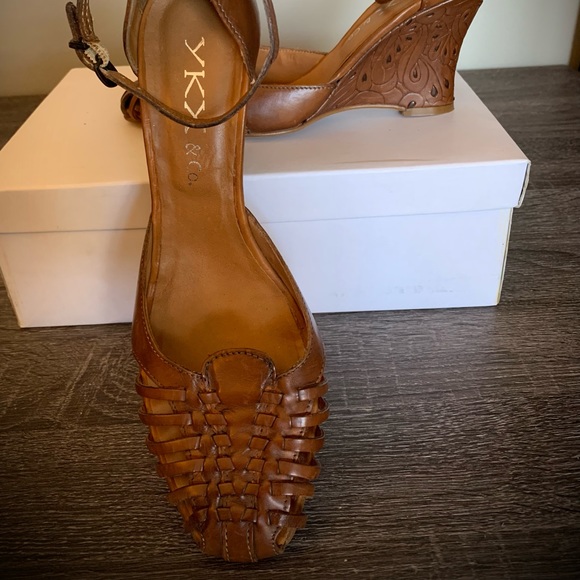 Ladies rich tan 3.5” heel, ankle strap, patterned heel. - Picture 2 of 4